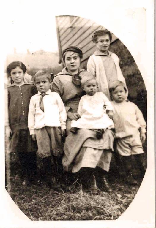 Jennie (sitting center) surrounded by her younger siblings. Elsie at far left.